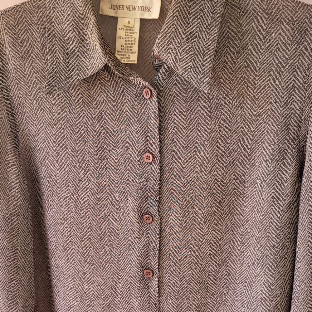 "JONES NEW YORK" GRAY/SILVER JACQUARD PRINT BLOUSE - SIZE 6